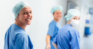 Lächelnde Damen in OP-Berufsbekleidung